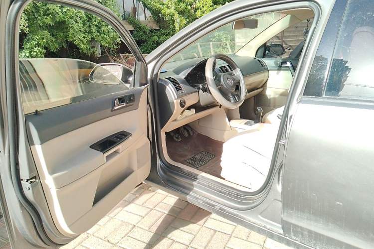 Used Volkswagen Polo 2011 Jingqu 1.6L Manual - Real Cool Edition Driver Seat