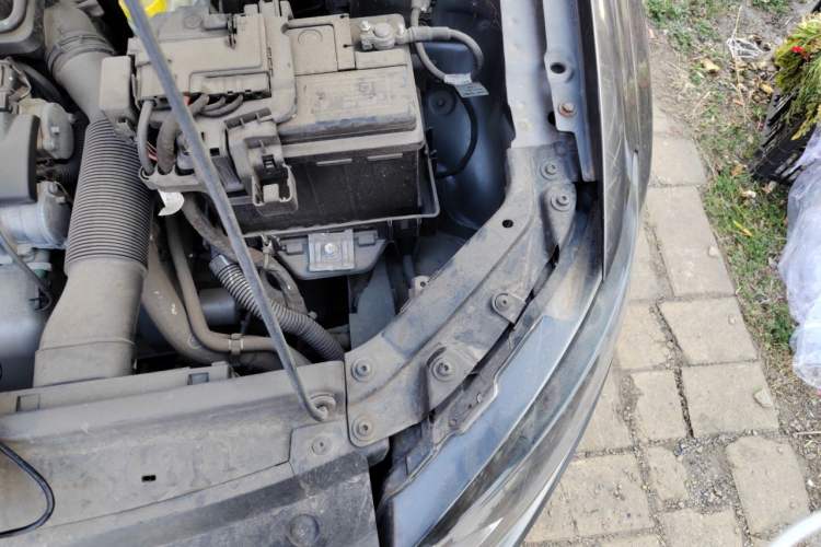 Used Volkswagen Polo 2011 1.6L Manual ZhiShang Edition Engine Bay Left