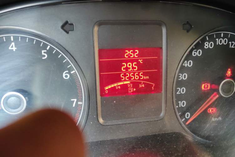 Used Volkswagen Polo 2011 1.6L Manual ZhiShang Edition Odometer Close Up