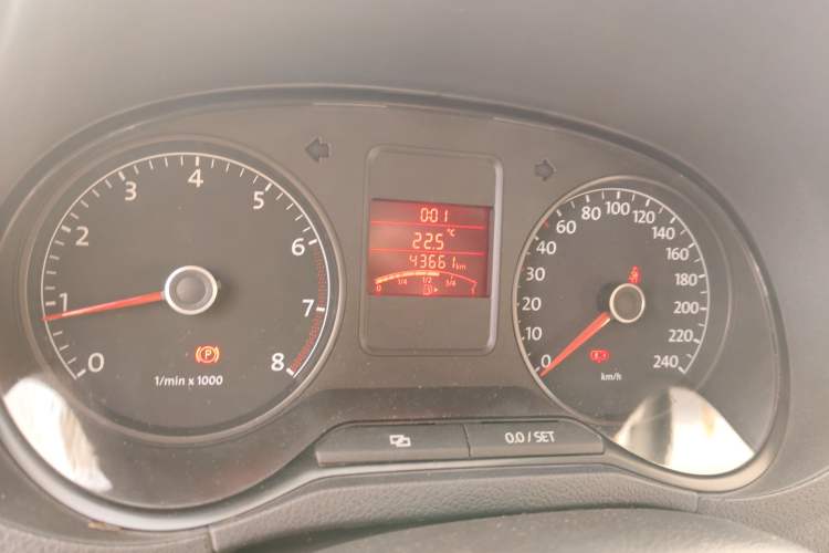 Used Volkswagen Polo 2011 1.6L Manual ZhiShang Edition Odometer Close Up