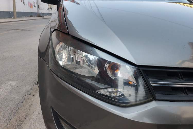 Used Volkswagen Polo 2011 1.6L Manual ZhiShang Edition Right Front Headlight