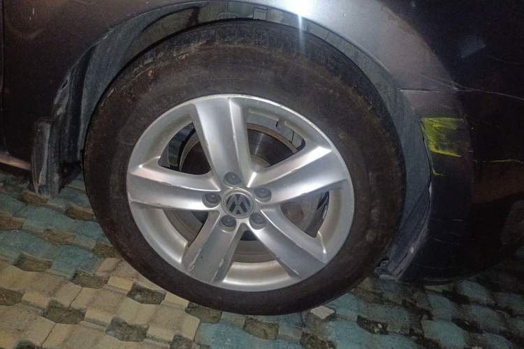 Used Volkswagen Polo 2011 1.4L Manual ZhiShang Edition Right Front Wheel Hub