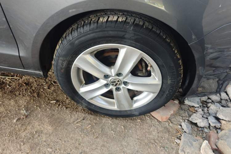 Used Volkswagen Polo 2011 Jingqu 1.6L Manual - Real Cool Edition Right Front Wheel Hub