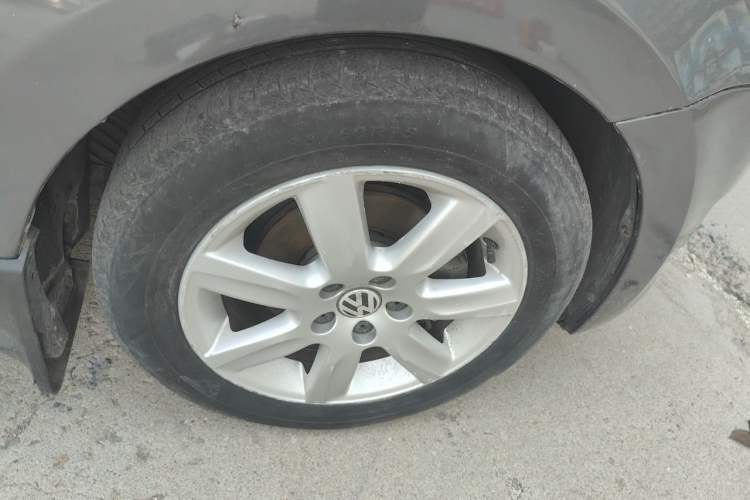 Used Volkswagen Polo 2011 1.6L Automatic ZhiKu Edition Right Front Wheel Hub