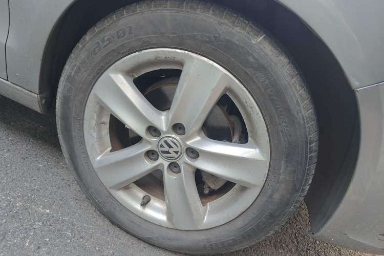 Used Volkswagen Polo 2011 Jingqu 1.6L Manual - Real Cool Edition Right Front Wheel Hub