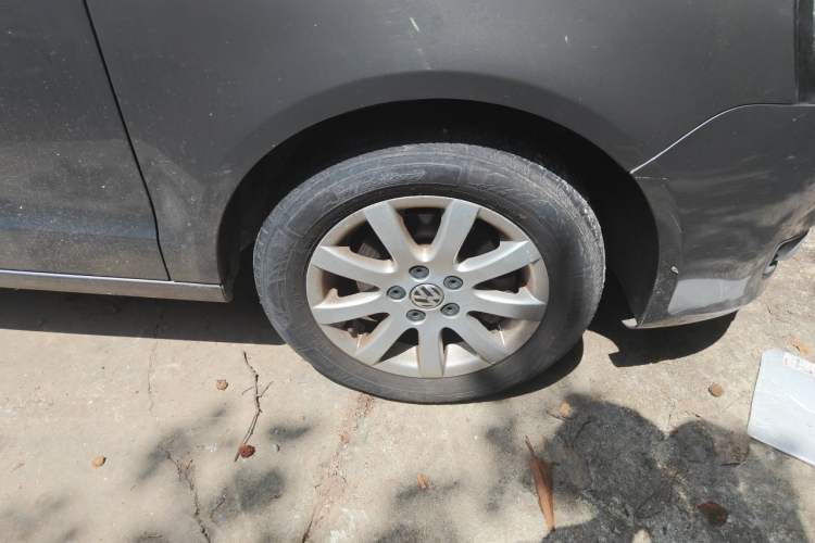 Used Volkswagen Polo 2011 Jingqu 1.4L Automatic Shishang Edition Right Front Wheel Hub