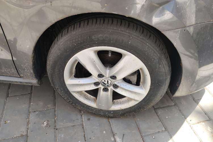 Used Volkswagen Polo 2011 1.6L Manual ZhiShang Edition Right Front Wheel Hub