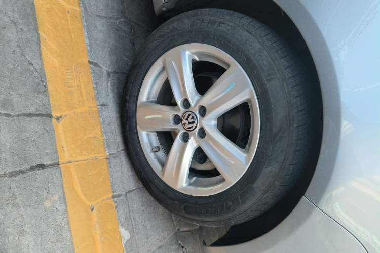 Used Volkswagen Polo 2011 Jingqu 1.6L Manual - Real Cool Edition Right Front Wheel Hub