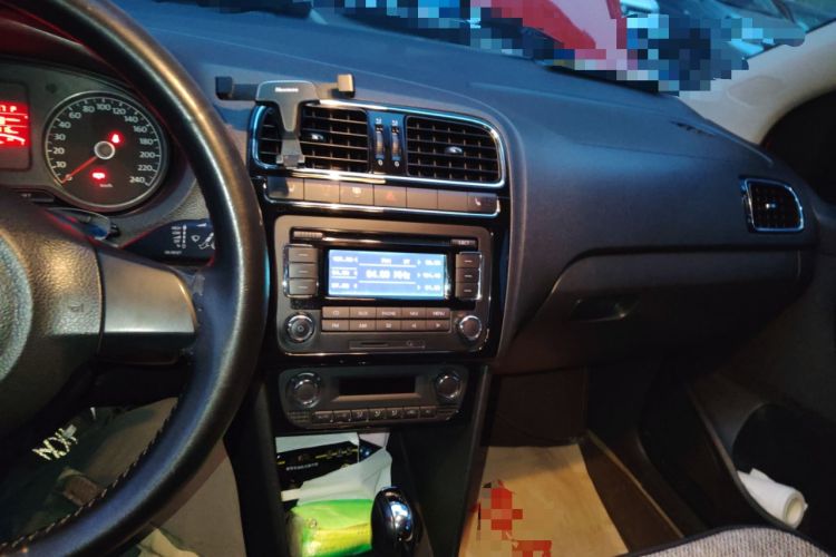 Used Volkswagen Polo 2011 1.6L Automatic ZhiKu Edition Audio And AC Panel