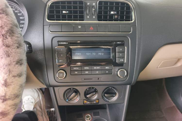 Used Volkswagen Polo 2011 1.6L Automatic ZhiShang Version Audio And AC Panel