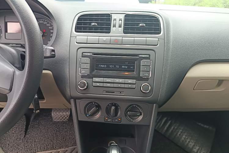Used Volkswagen Polo 2011 1.6L Automatic ZhiShang Version Audio And AC Panel