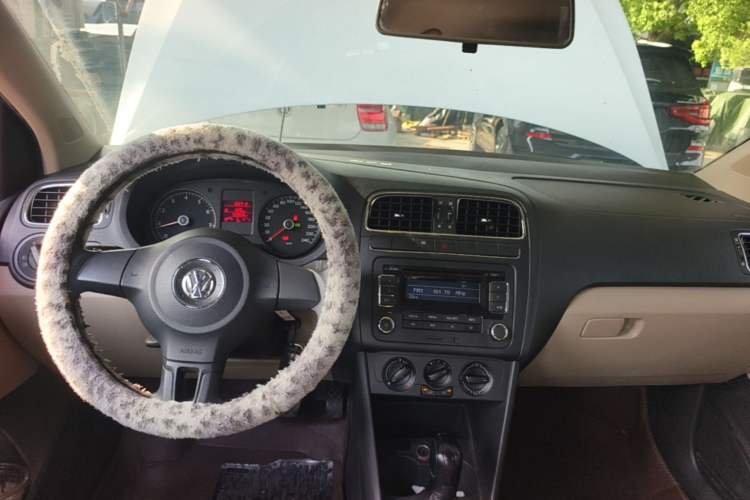 Used Volkswagen Polo 2011 1.6L Automatic ZhiShang Version Center Console