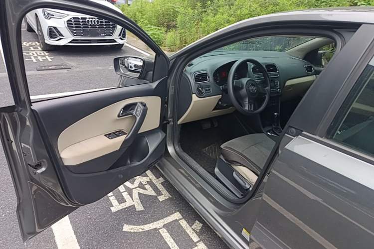 Used Volkswagen Polo 2011 1.6L Automatic ZhiShang Version Driver Seat