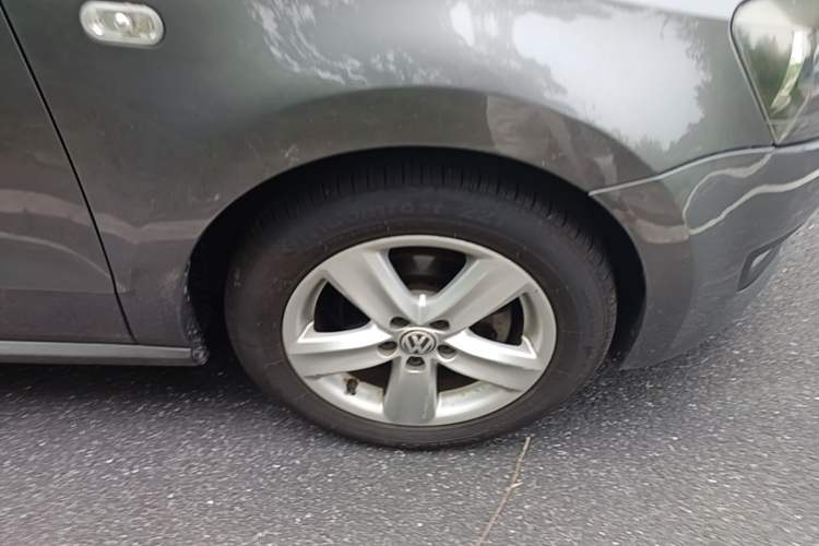 Used Volkswagen Polo 2011 1.6L Automatic ZhiShang Version Right Front Wheel Hub