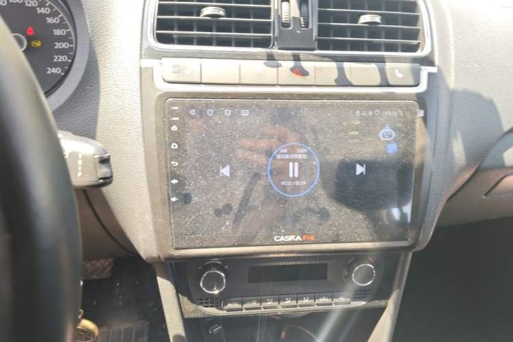 Used Volkswagen Polo 2011 1.6L Automatic ZhiKu Edition Audio And AC Panel
