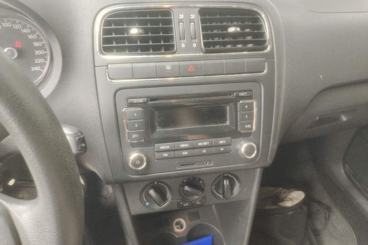 Used Volkswagen Polo 2011 1.4L Manual ZhiShang Edition Audio And AC Panel