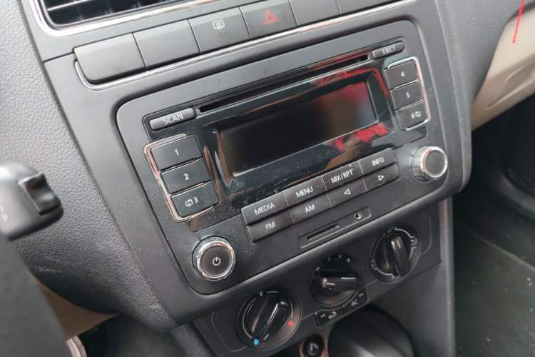 Used Volkswagen Polo 2011 1.6L Automatic ZhiShang Version Audio And AC Panel