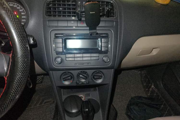 Used Volkswagen Polo 2011 1.4L Automatic ZhiShang Version Audio And AC Panel