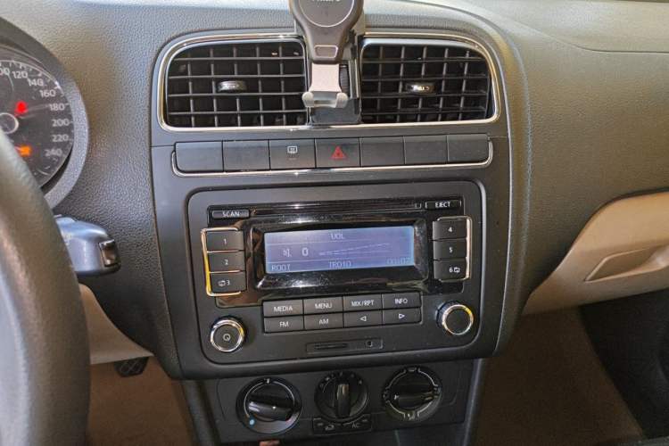 Used Volkswagen Polo 2011 1.4L Manual ZhiLe Edition Audio And AC Panel