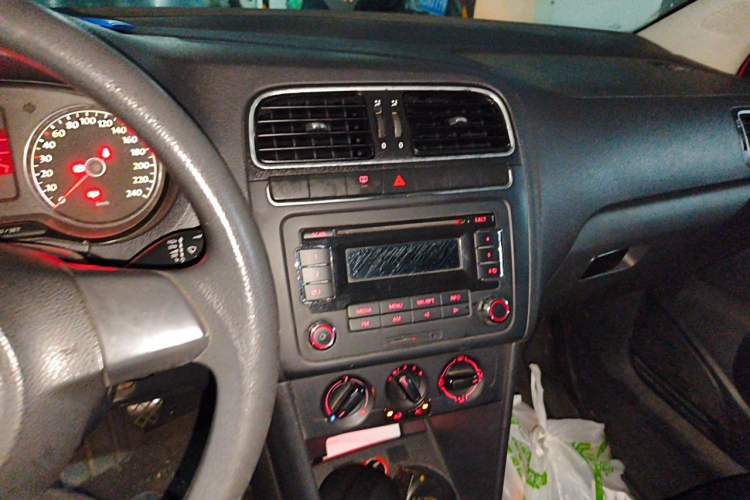 Used Volkswagen Polo 2011 1.6L Manual ZhiShang Edition Audio And AC Panel