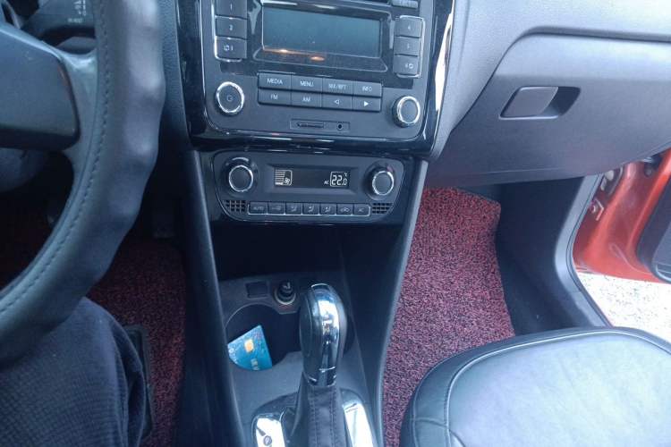 Used Volkswagen Polo 2011 1.6L Automatic ZhiKu Edition Audio And AC Panel
