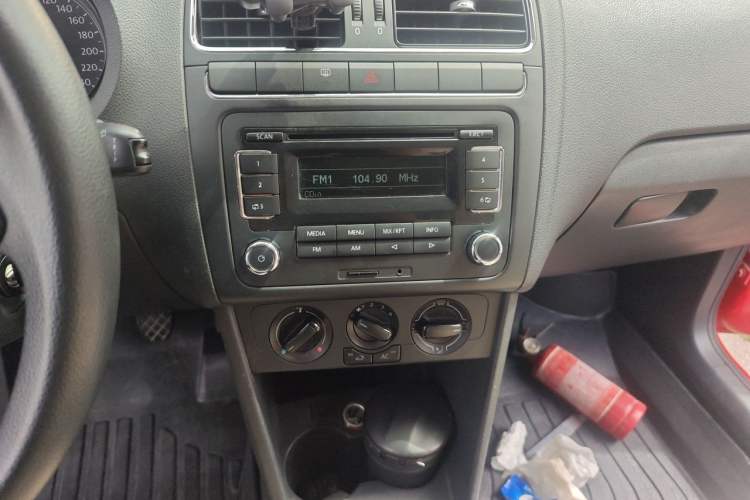 Used Volkswagen Polo 2011 1.4L Manual ZhiShang Edition Audio And AC Panel