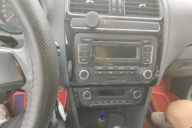 Used Volkswagen Polo 2011 1.6L Automatic ZhiKu Edition Audio And AC Panel