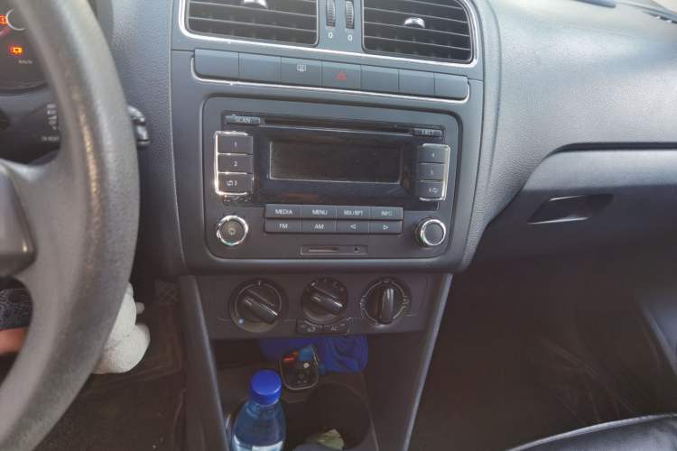 Used Volkswagen Polo 2011 1.6L Manual ZhiShang Edition Audio And AC Panel