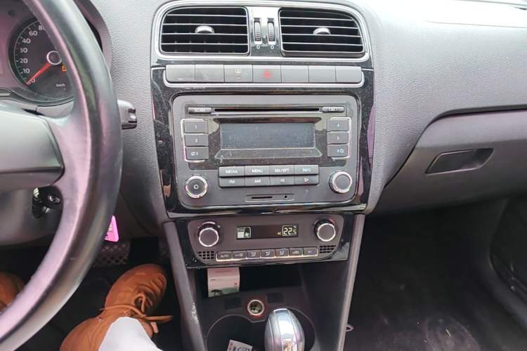 Used Volkswagen Polo 2011 1.6L Automatic ZhiKu Edition Audio And AC Panel