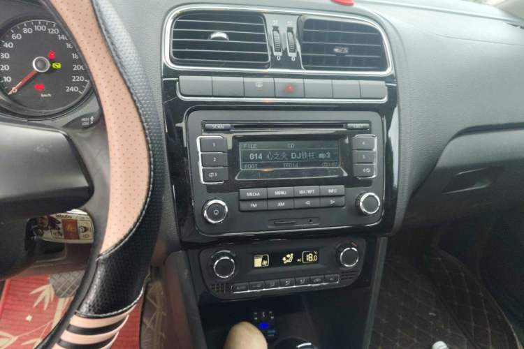 Used Volkswagen Polo 2011 1.6L Automatic ZhiShang Version Audio And AC Panel