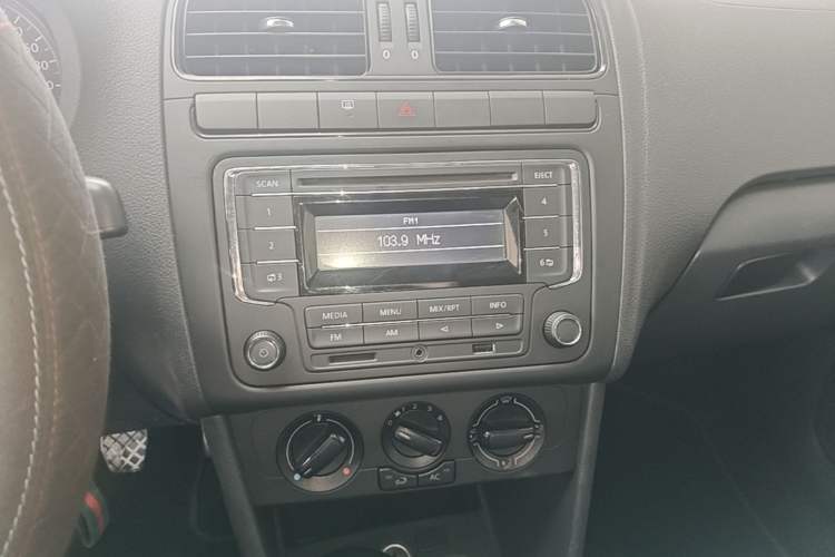 Used Volkswagen Polo 2011 1.4L Manual ZhiLe Edition Audio And AC Panel