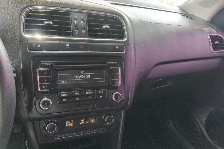 Used Volkswagen Polo 2011 1.4L Manual ZhiShang Edition Audio And AC Panel