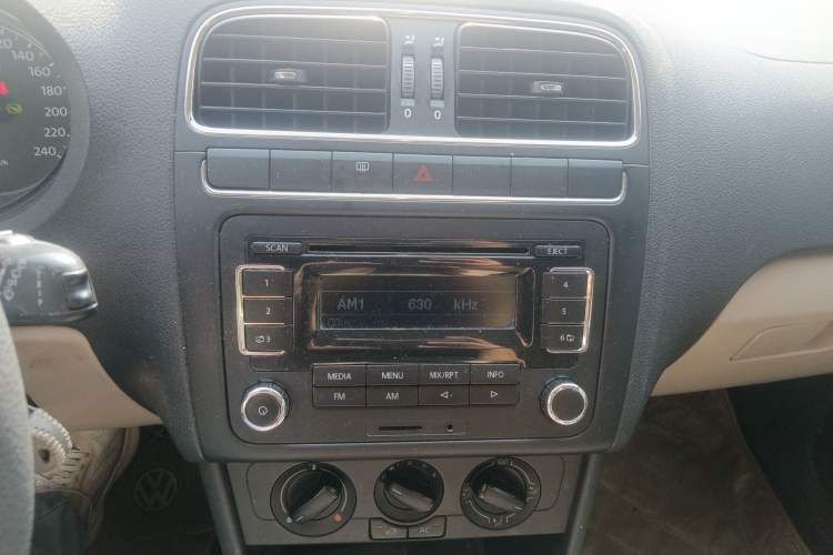 Used Volkswagen Polo 2011 1.4L Automatic ZhiShang Version Audio And AC Panel