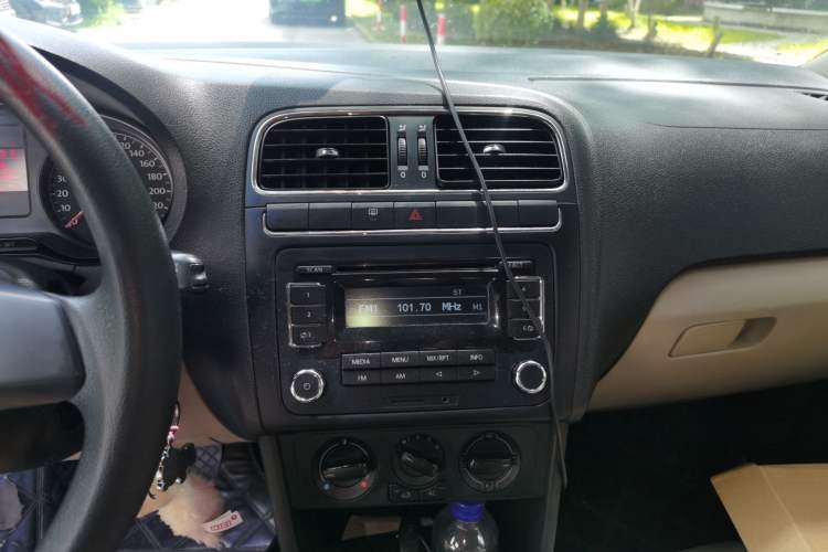 Used Volkswagen Polo 2011 1.6L Automatic ZhiShang Version Audio And AC Panel