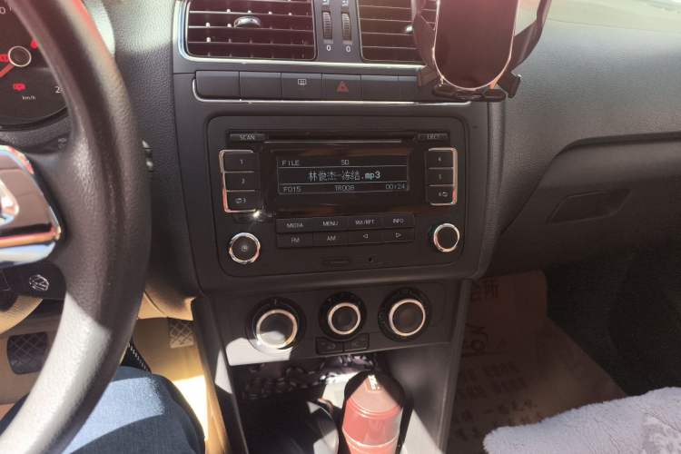 Used Volkswagen Polo 2011 1.6L Manual ZhiShang Edition Audio And AC Panel