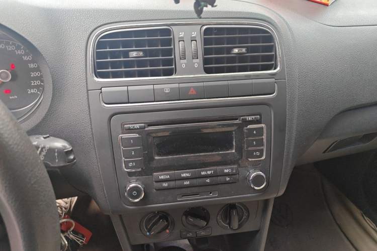 Used Volkswagen Polo 2011 1.4L Automatic ZhiShang Version Audio And AC Panel