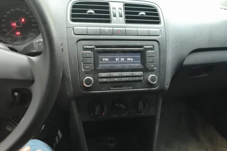 Used Volkswagen Polo 2011 1.6L Manual ZhiShang Edition Audio And AC Panel