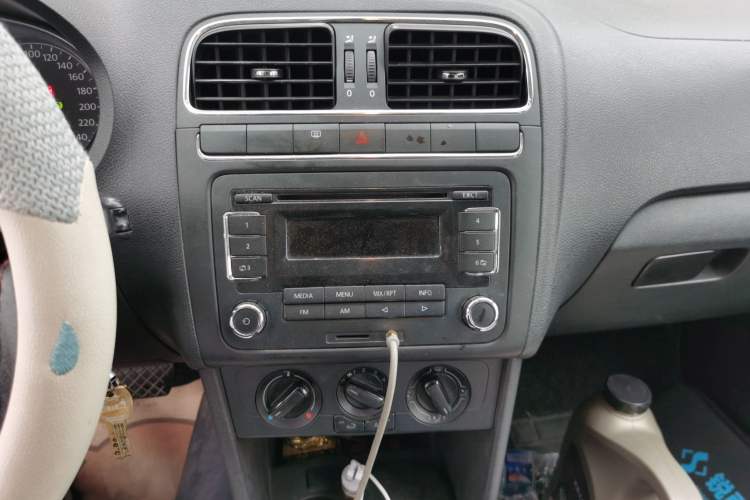 Used Volkswagen Polo 2011 1.4L Automatic ZhiShang Version Audio And AC Panel