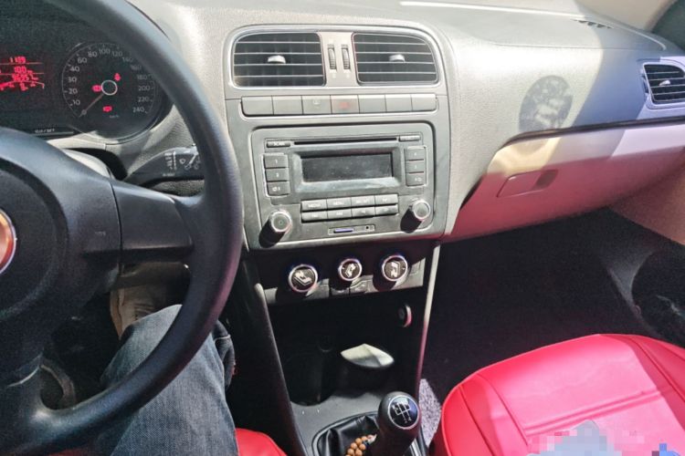 Used Volkswagen Polo 2011 1.6L Manual ZhiShang Edition Audio And AC Panel