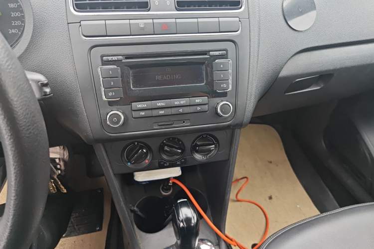 Used Volkswagen Polo 2011 1.4L Automatic ZhiShang Version Audio And AC Panel