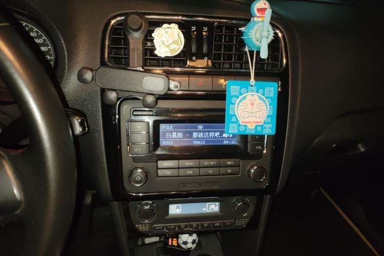 Used Volkswagen Polo 2011 1.6L Automatic ZhiKu Edition Audio And AC Panel