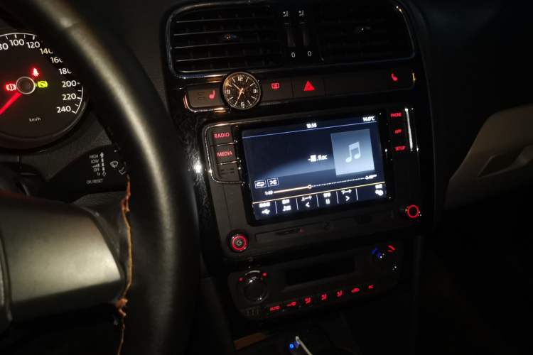 Used Volkswagen Polo 2011 1.6L Automatic ZhiKu Edition Audio And AC Panel
