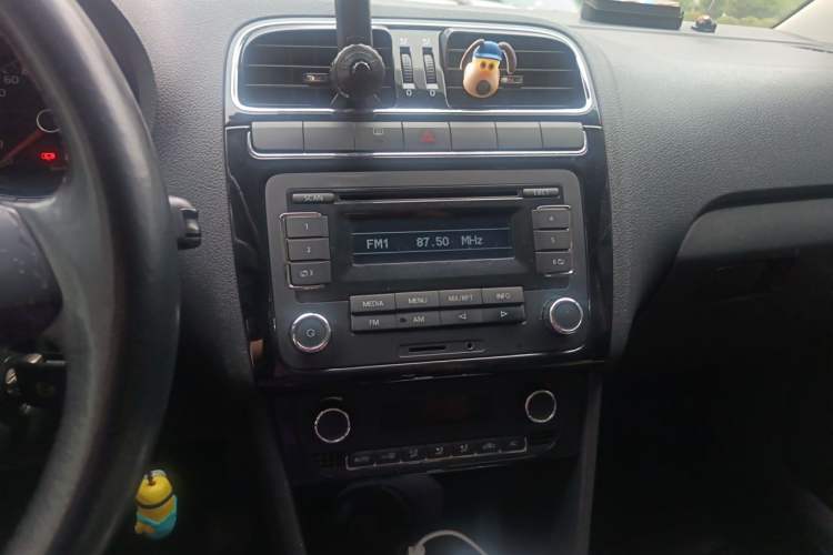 Used Volkswagen Polo 2011 1.6L Automatic ZhiKu Edition Audio And AC Panel