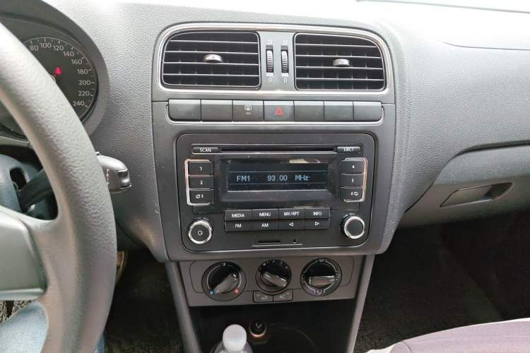Used Volkswagen Polo 2011 1.4L Automatic ZhiShang Version Audio And AC Panel