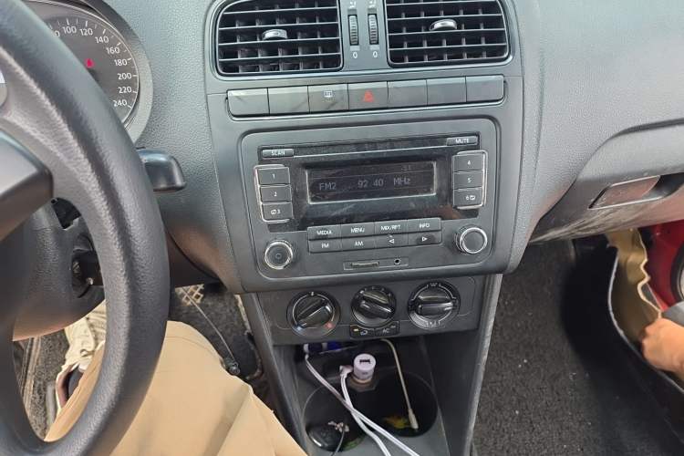 Used Volkswagen Polo 2011 1.4L Manual ZhiLe Edition Audio And AC Panel