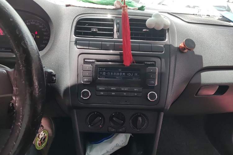 Used Volkswagen Polo 2011 1.6L Automatic ZhiShang Version Audio And AC Panel