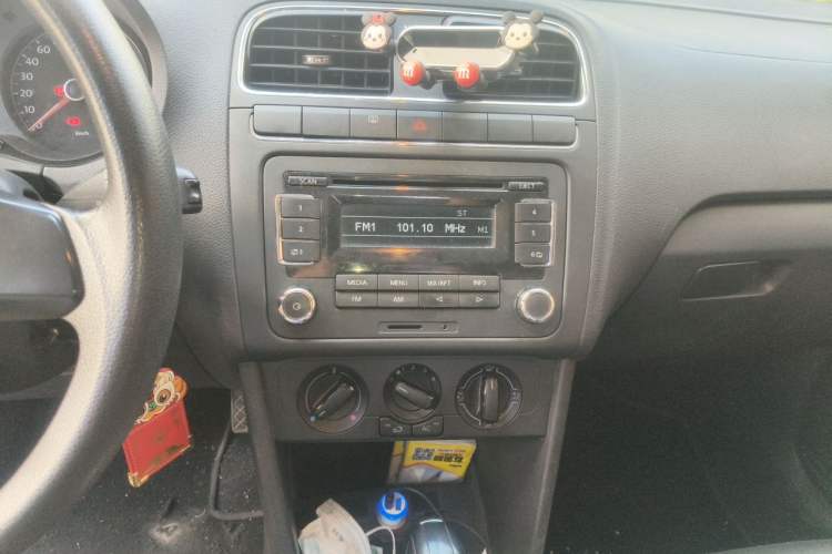 Used Volkswagen Polo 2011 1.6L Automatic ZhiShang Version Audio And AC Panel