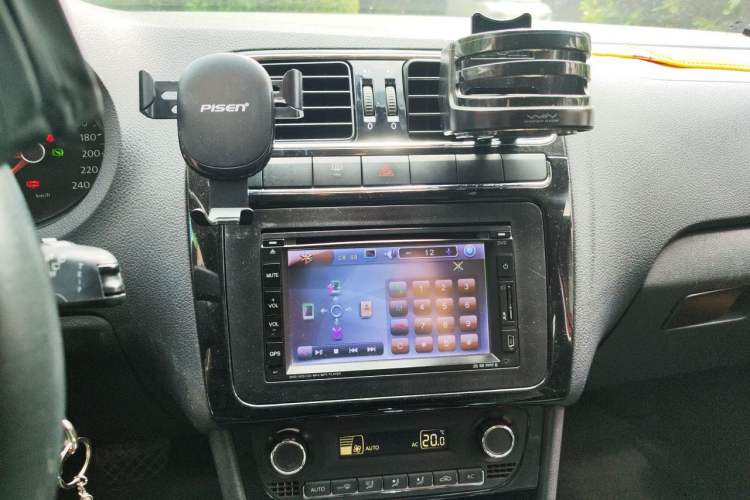 Used Volkswagen Polo 2011 1.6L Automatic ZhiKu Edition Audio And AC Panel