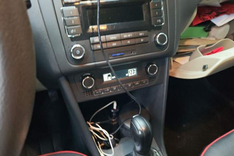 Used Volkswagen Polo 2011 1.6L Automatic ZhiShang Version Audio And AC Panel