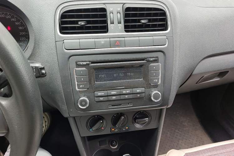 Used Volkswagen Polo 2011 1.6L Automatic ZhiShang Version Audio And AC Panel